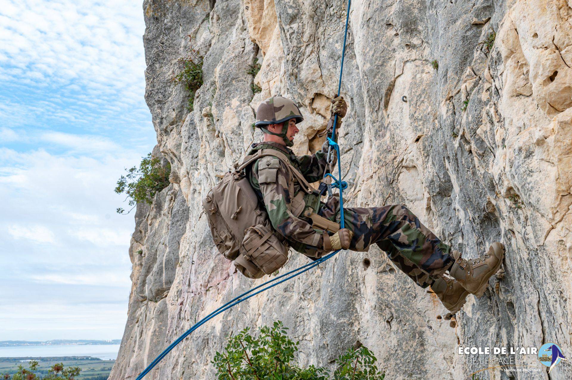 Un élève officier sous-contrat de la promotion 2024 C lors d'une descente en rappel à Château Virant.