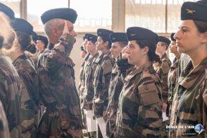 Instructeur saluant une aspirant réserviste lors de la cérémonie de remise des attestations de formation.