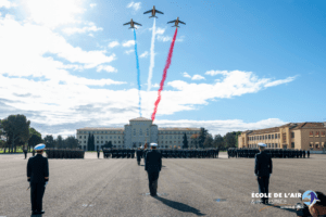 Passage de la Patrouille de France au dessus des élèves des promotions EAE 2024 et OSC 2024 C lors de leur cérémonie de Présentation au Drapeau.