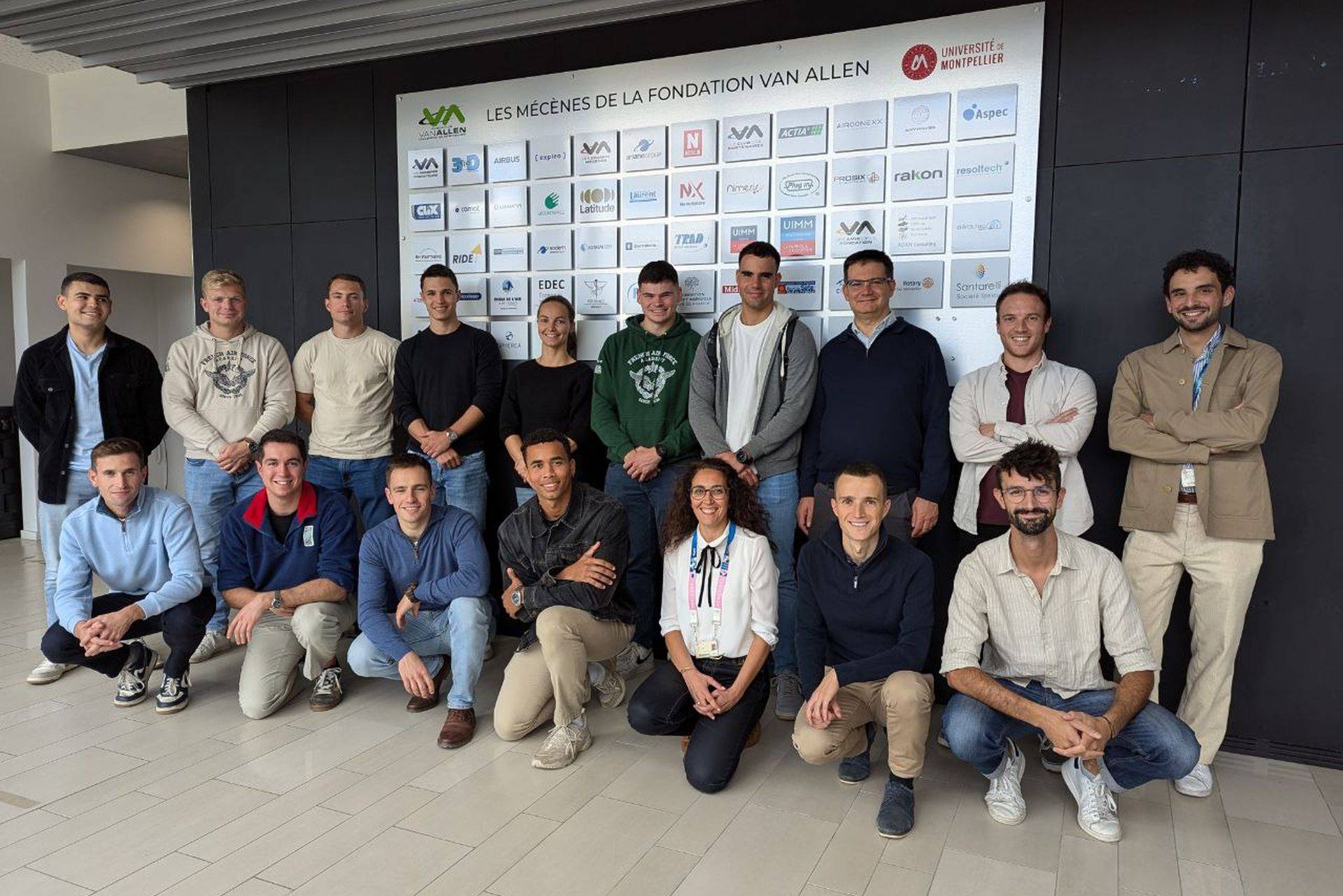 Photo de groupe des élèves de l'École de l'air et de l'espace avec les cadres du Centre Spatial de l'Université de Montpellier.