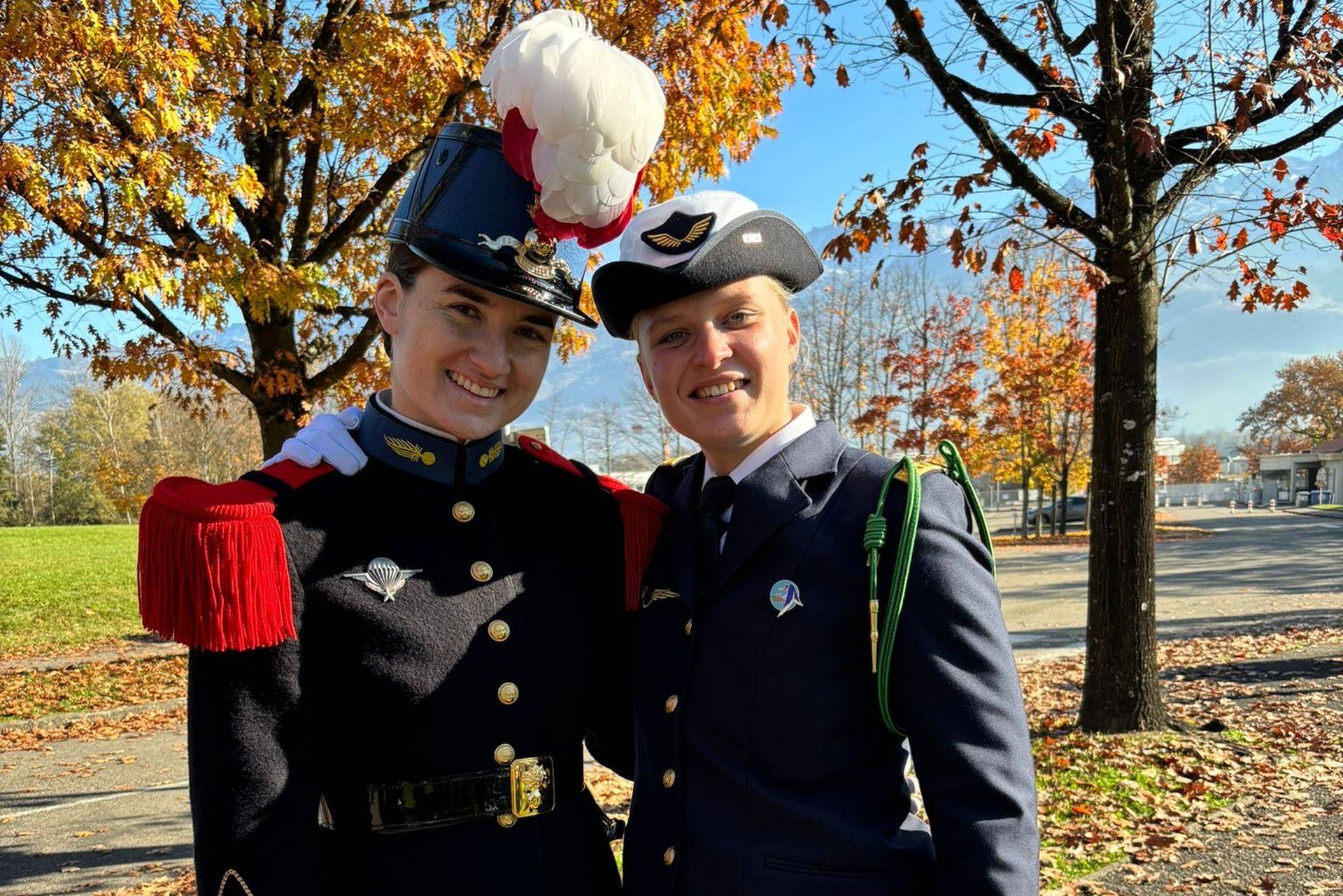 Portrait d'une élève officier de Saint Cyr et d'une élève officier de l'École de l'air et de l'espace