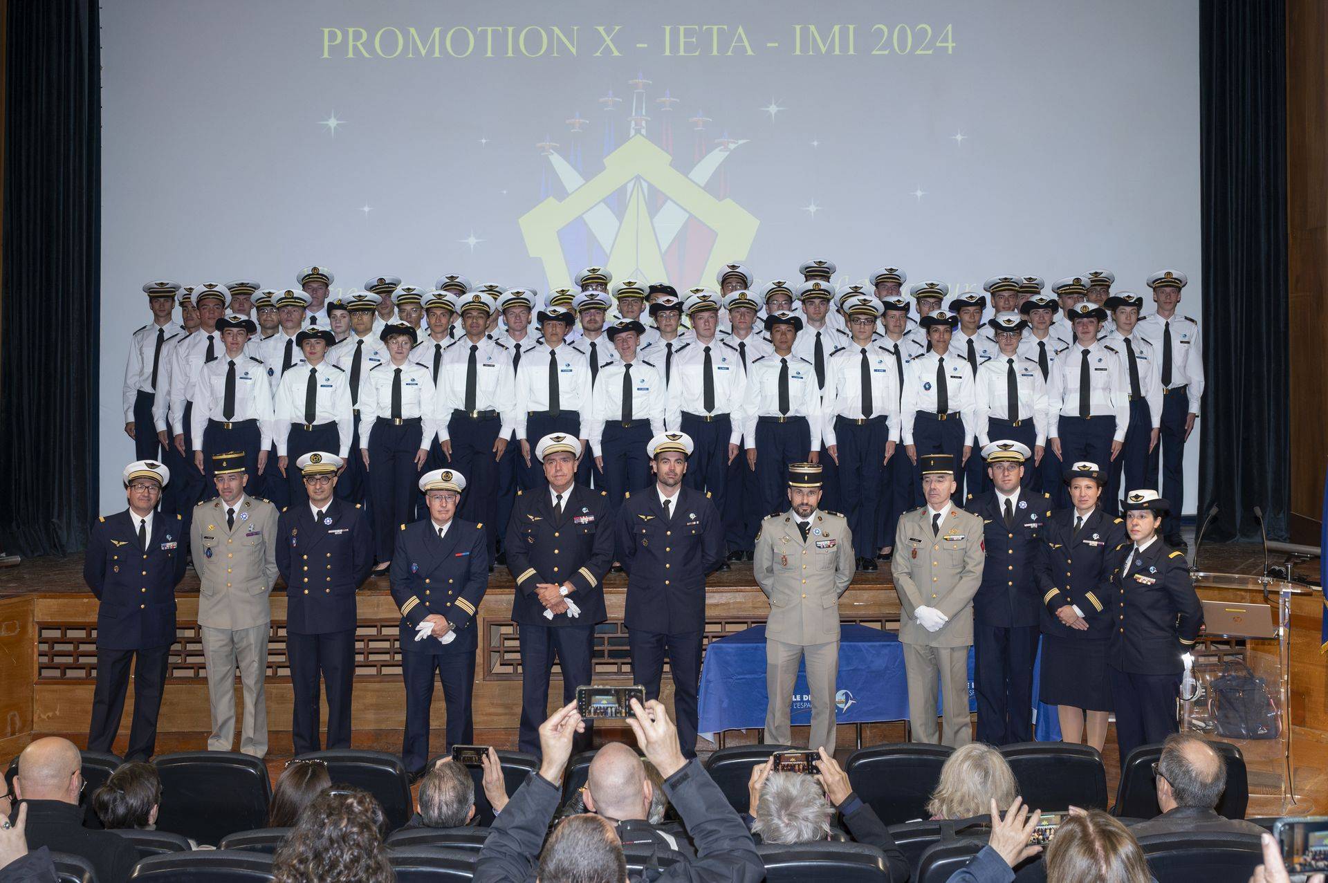 Photo de groupe des élèves et cadres lors de la cérémonie de remise des éperviers et des diplômes de fin de formation aux élèves-officiers de la promotion 2024 de l’École polytechnique, de l’ENSTA4 Bretagne et de l’ENSIM5 d’Angers, en formation à l’EFCC6 au sein de l’Escadron de formation au commandement de l’École de l’air et de l’espace.