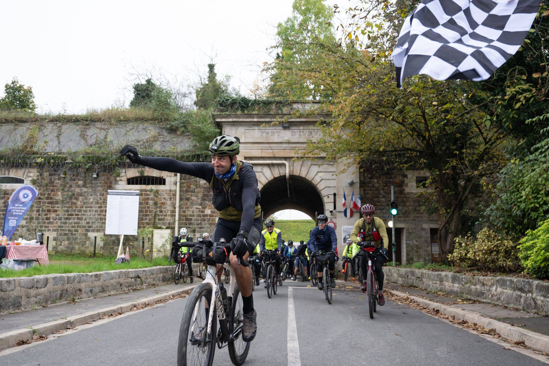 Photo des participants au défi "Les chemins de la liberté" consistant à parcourir 310 km du Fort d'Ivry à l'Ossuaire de Douaumont, en soutien au Bleuet de France