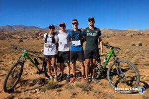 Photo de groupe des quatre élèves officiers participant au raid "Courrier Sud" dans le désert marocain