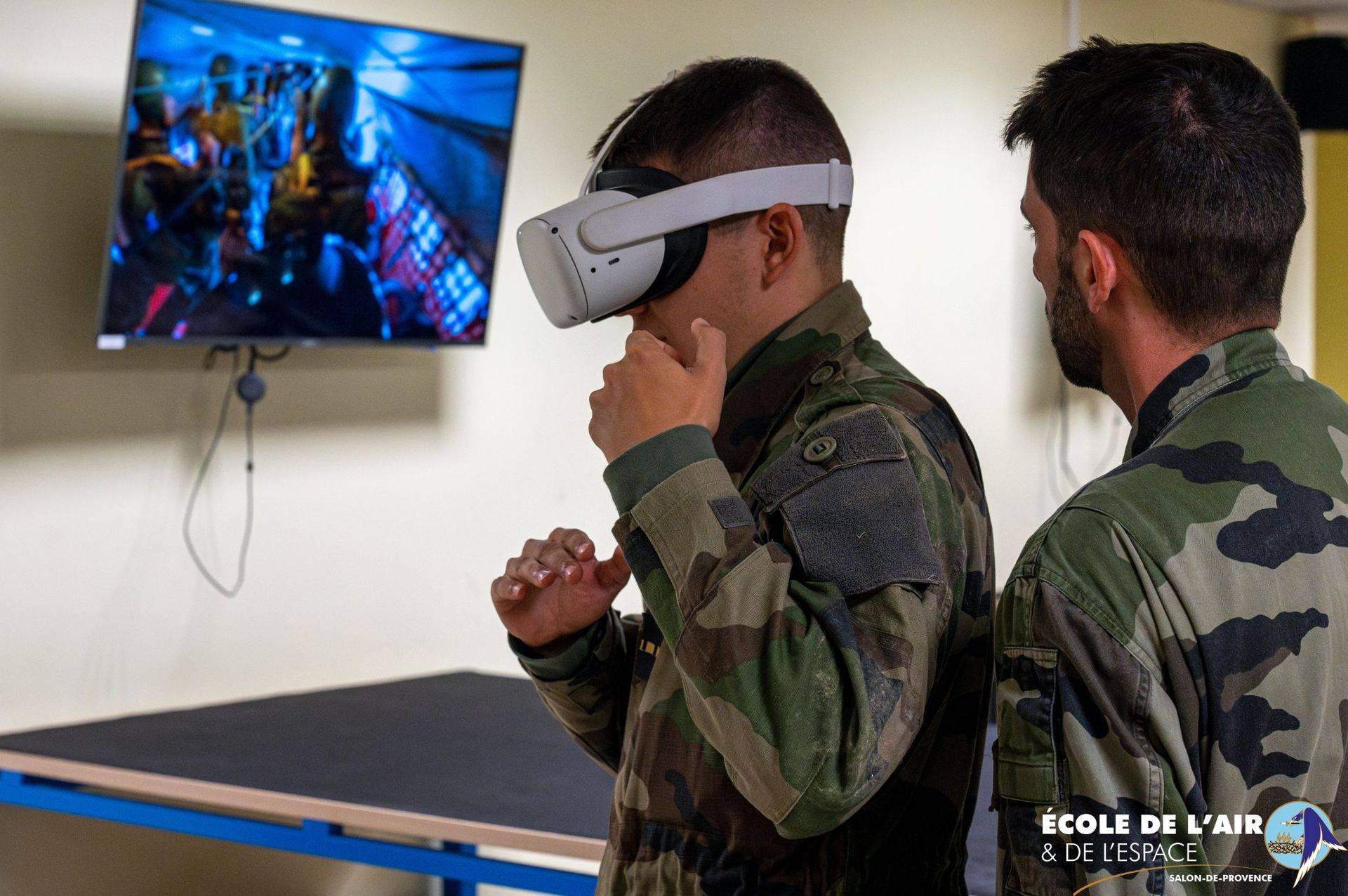 Élève officier expérimentant un casque de réalité virtuelle dans les laboratoires du Centre de Recherche de l'École de l'air et de l'espace.