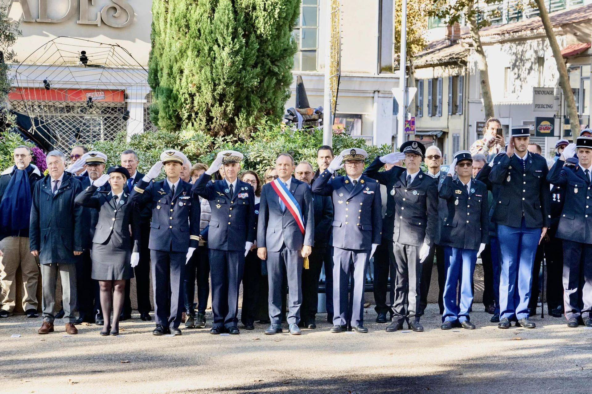 Photographie des autorités présentes à la cérémonie de commémoration du 11 novembre à Salon de Provence. Au centre, le maire de la Ville de Salon de Provence, Nicolas Isnard, avec le général Pierre Réal, commandant l'École de l'air et de l'espace et la Base aérienne 701 et le général Le Roch, commandant l'École des Commissaires des Armées