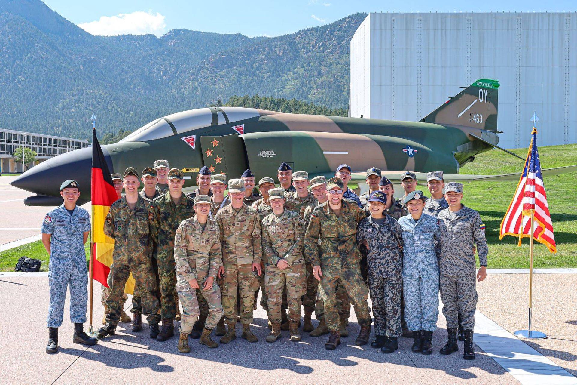 Photo de groupe de tous les élèves étrangers participant au stage d'échange à l'USAFA posant devant un F4-Phantom