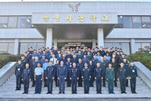 Photo de groupe des cadres et élèves officiers de différentes nationalités posant sur les marches de la Republic of Korea Air Force Academy, à Cheongju