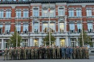 Photo de groupe d'élèves officiers de différentes nationalités devant la façade de l'École Royale Militaire de Bruxelles