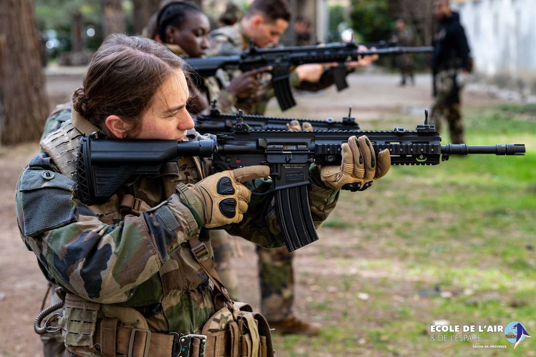 Une élève-officier en plein entraînement au tir avec un HK 416