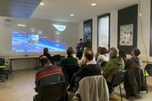 Groupe d'étudiants en mastère, en salle de cours, assistant à une présentation du Centre spatial de l'université de Montpellier