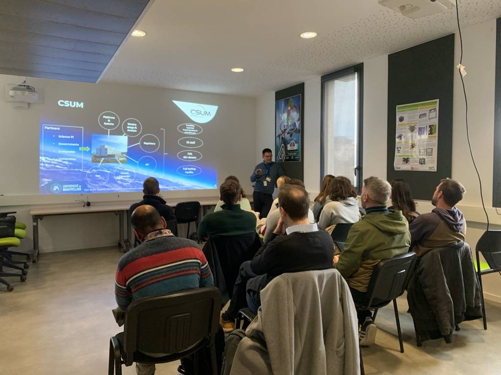 Groupe d'étudiants en mastère, en salle de cours, assistant à une présentation du Centre spatial de l'université de Montpellier